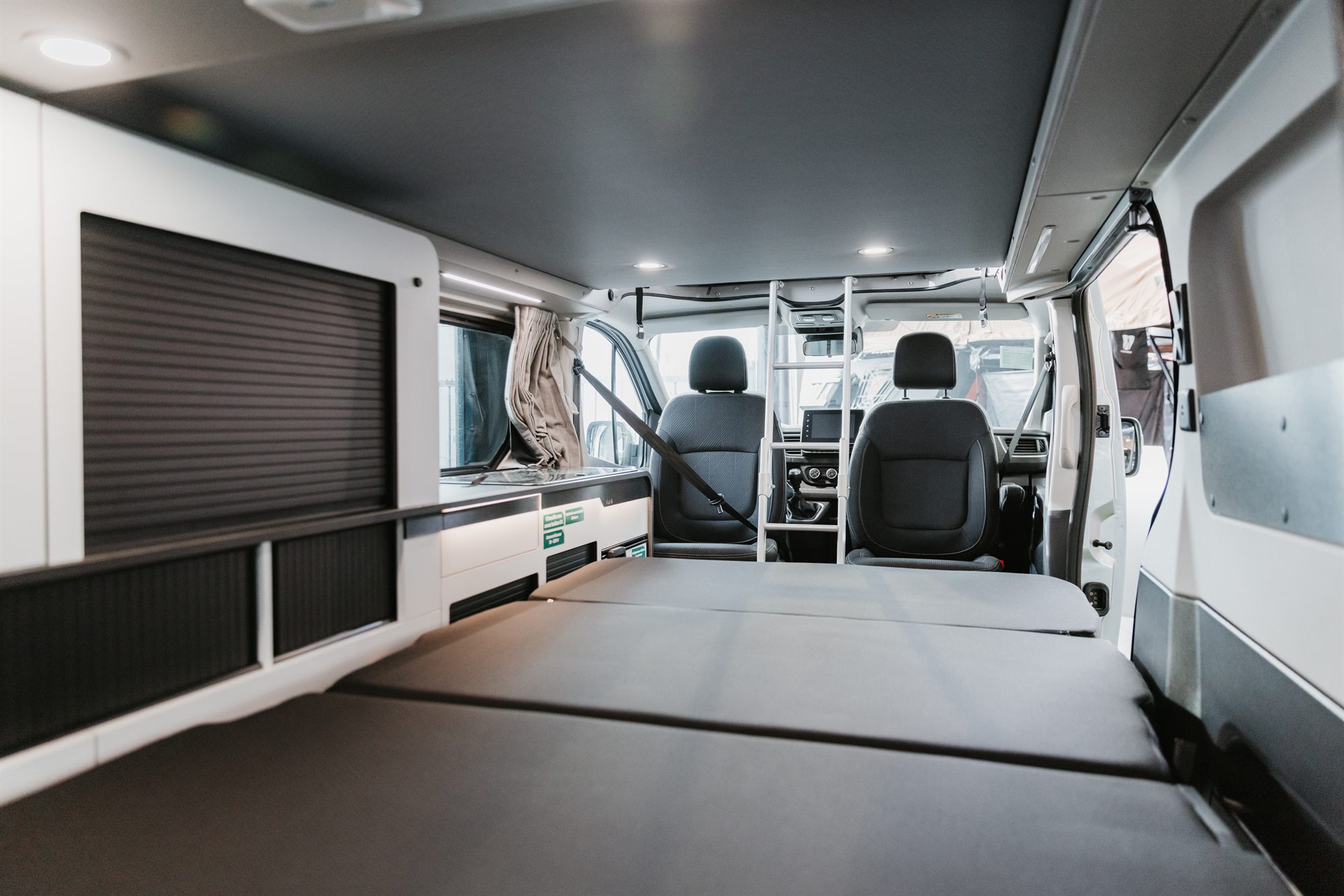 Couchage et espace de vie du van aménagé