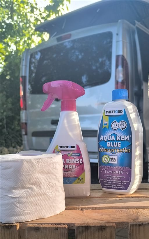Produits pour WC chimique : additif Aqua Kem Blue, spray de rinçage et papier adapté
