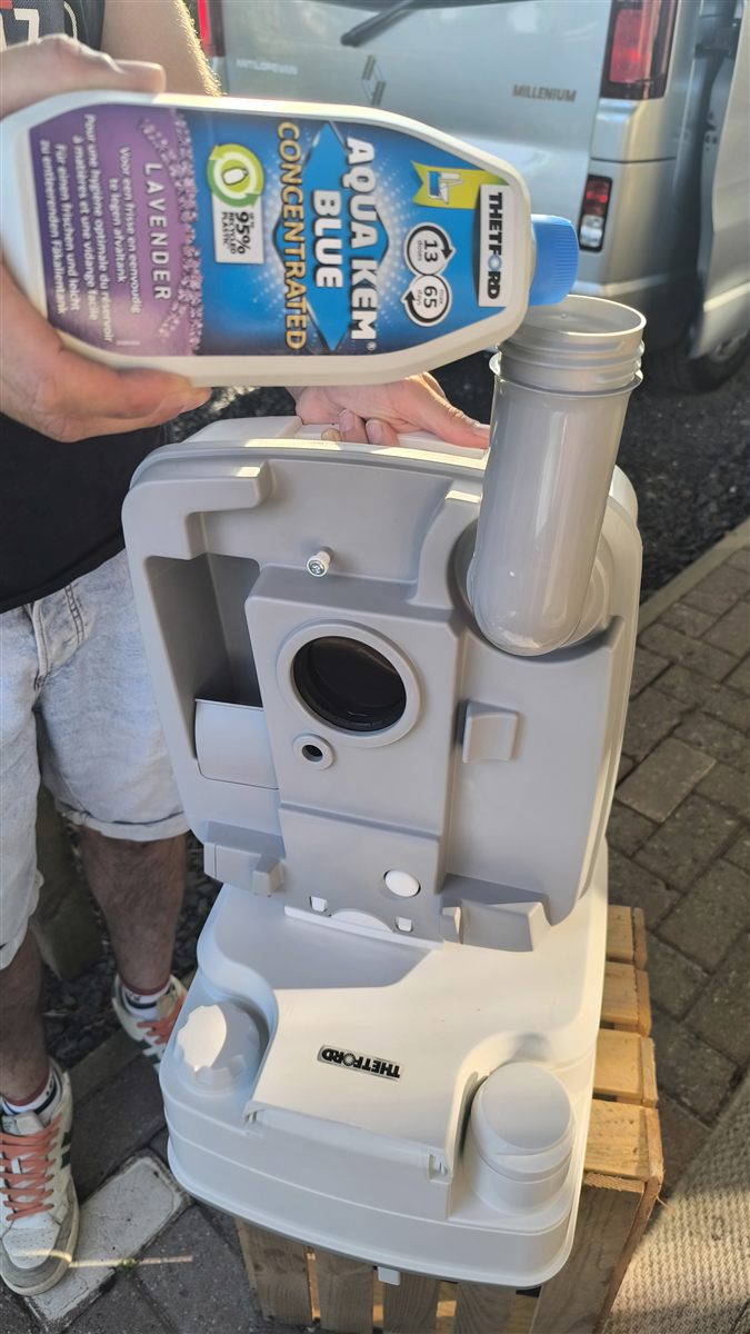 Ajout de l'additif sanitaire Aqua Kem Blue dans la cassette