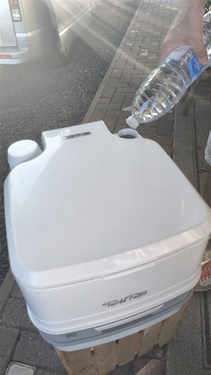 Remplissage du réservoir d'eau propre d'un WC chimique