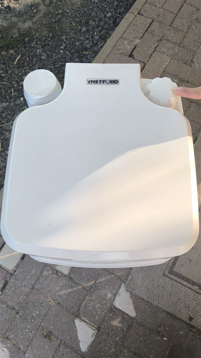 Vue de dessus du réservoir supérieur d'un WC chimique portable