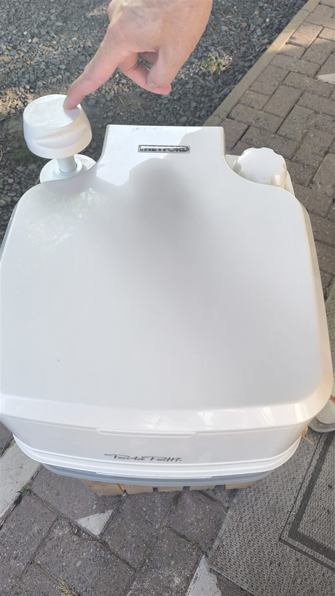 Pompe manuelle de chasse d'eau d'un WC chimique portable
