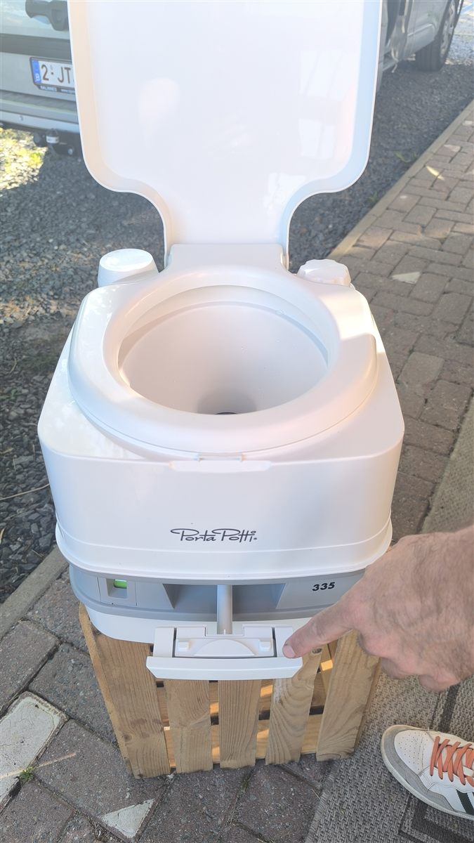 La trappe (vanne) d'un WC chimique, que l'on ouvre avant usage