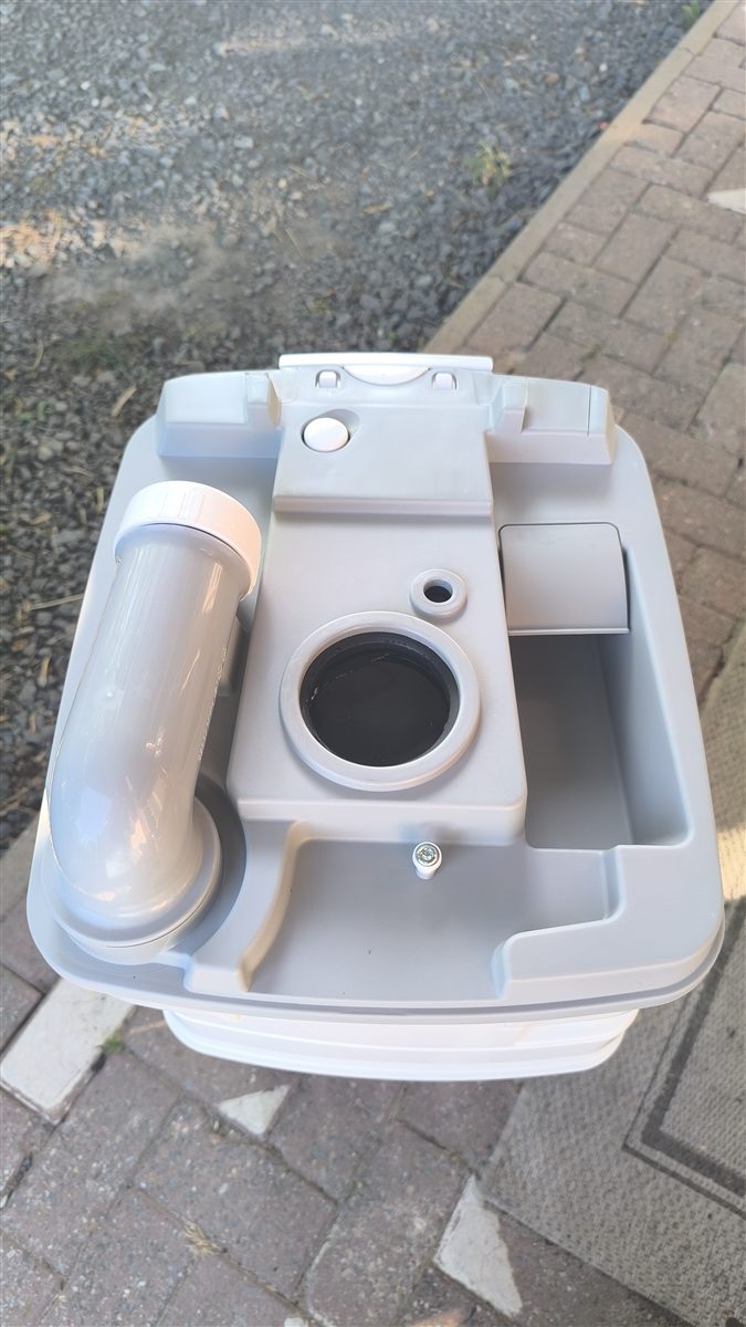 Vue de dessus du réservoir inférieur (cassette) d'un WC chimique portable